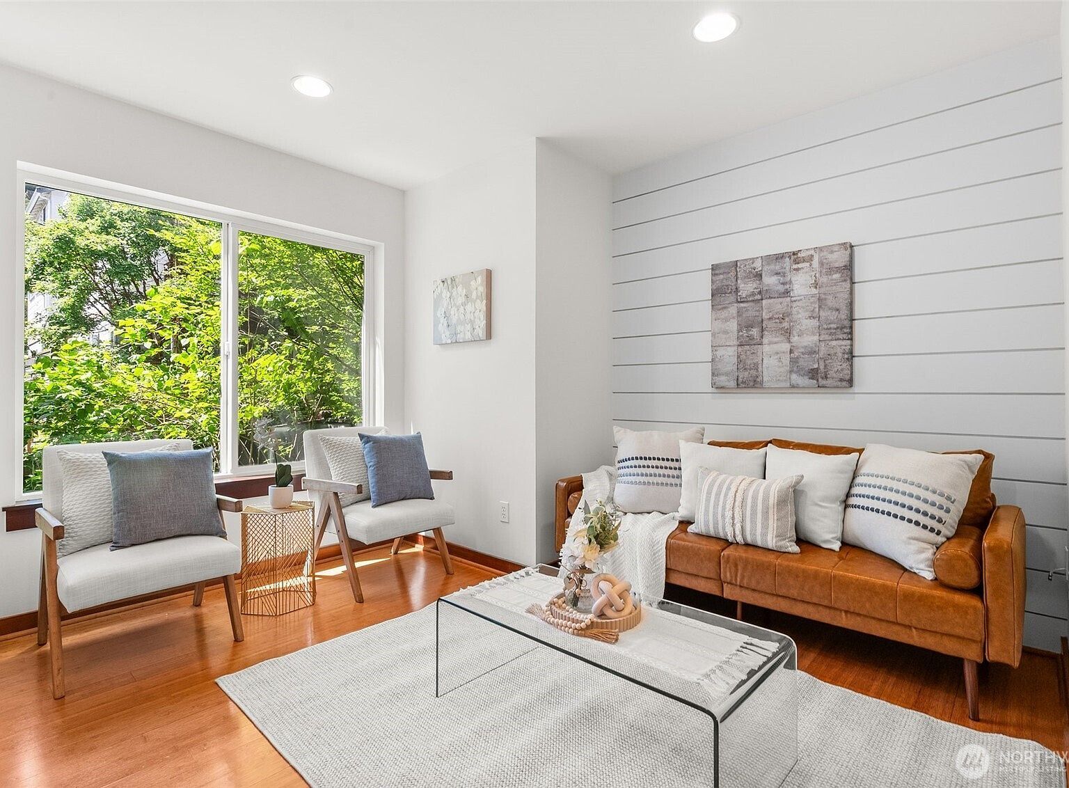 672 NE 40th St Seattle, WA 98105 - Thumbnail 2