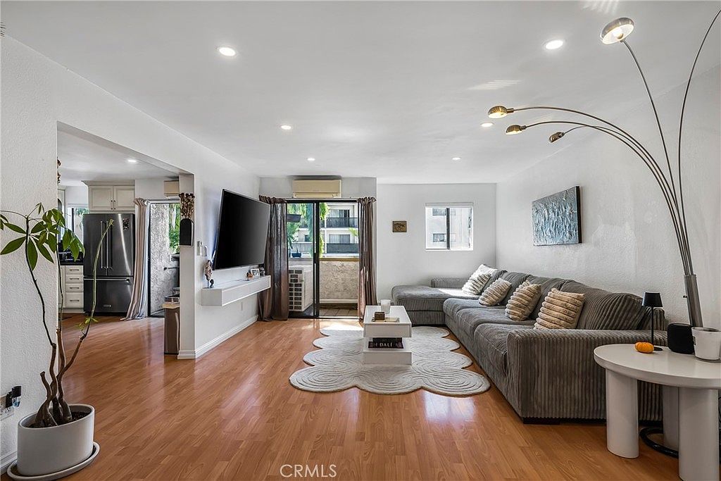 18530 Hatteras St UNIT 213 Tarzana, CA 91356 - Thumbnail 2