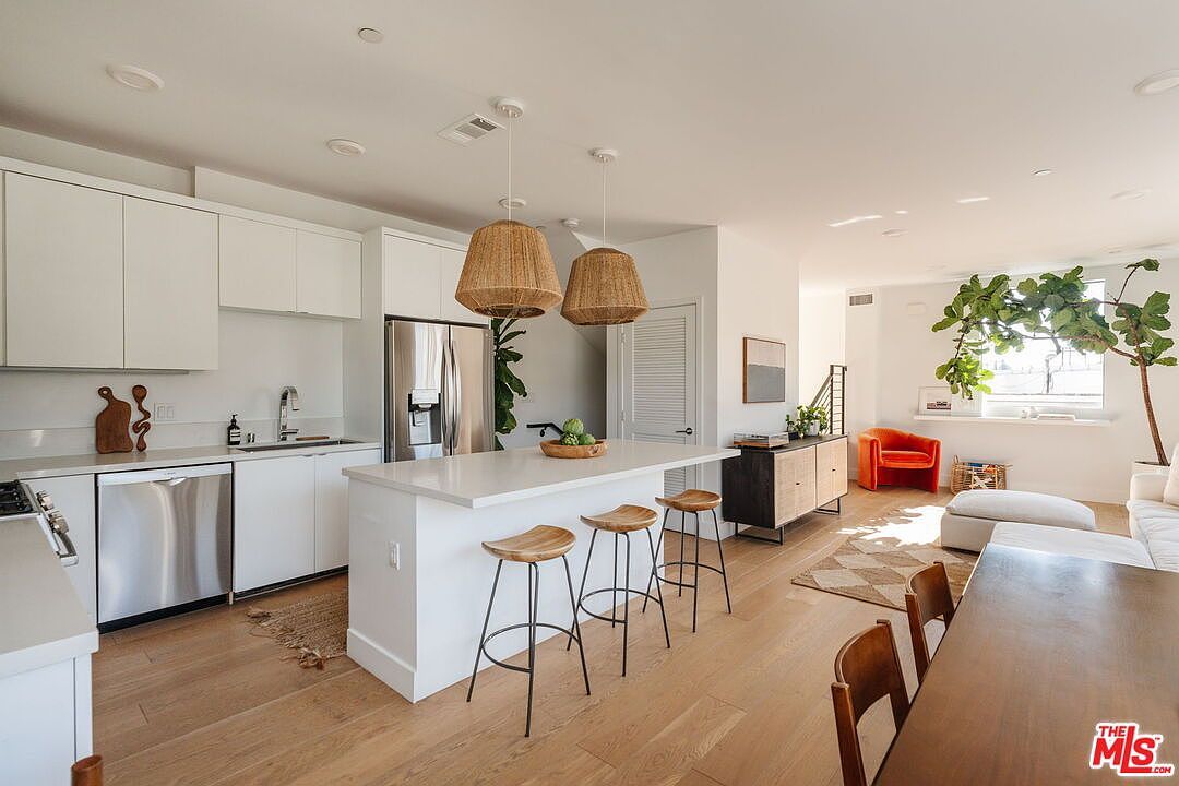 2168 Clifford St Los Angeles, CA 90026 - Thumbnail 2