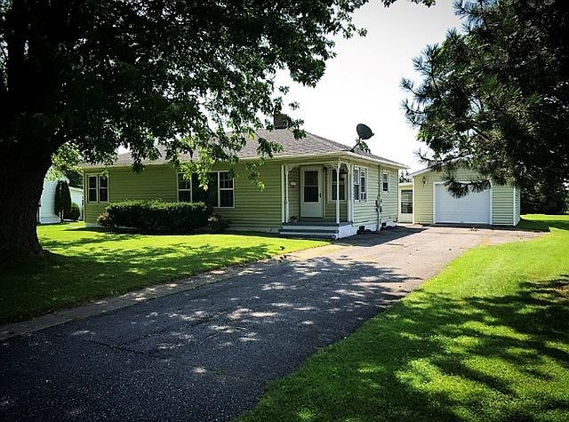 77 Champlain St Rouses Pt, NY 12979, 12979
