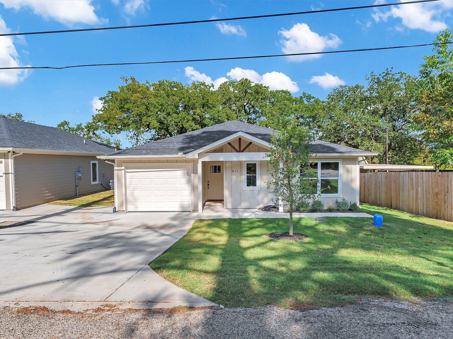 811 Branding Iron Trl Granbury, TX 76049 - Thumbnail 2