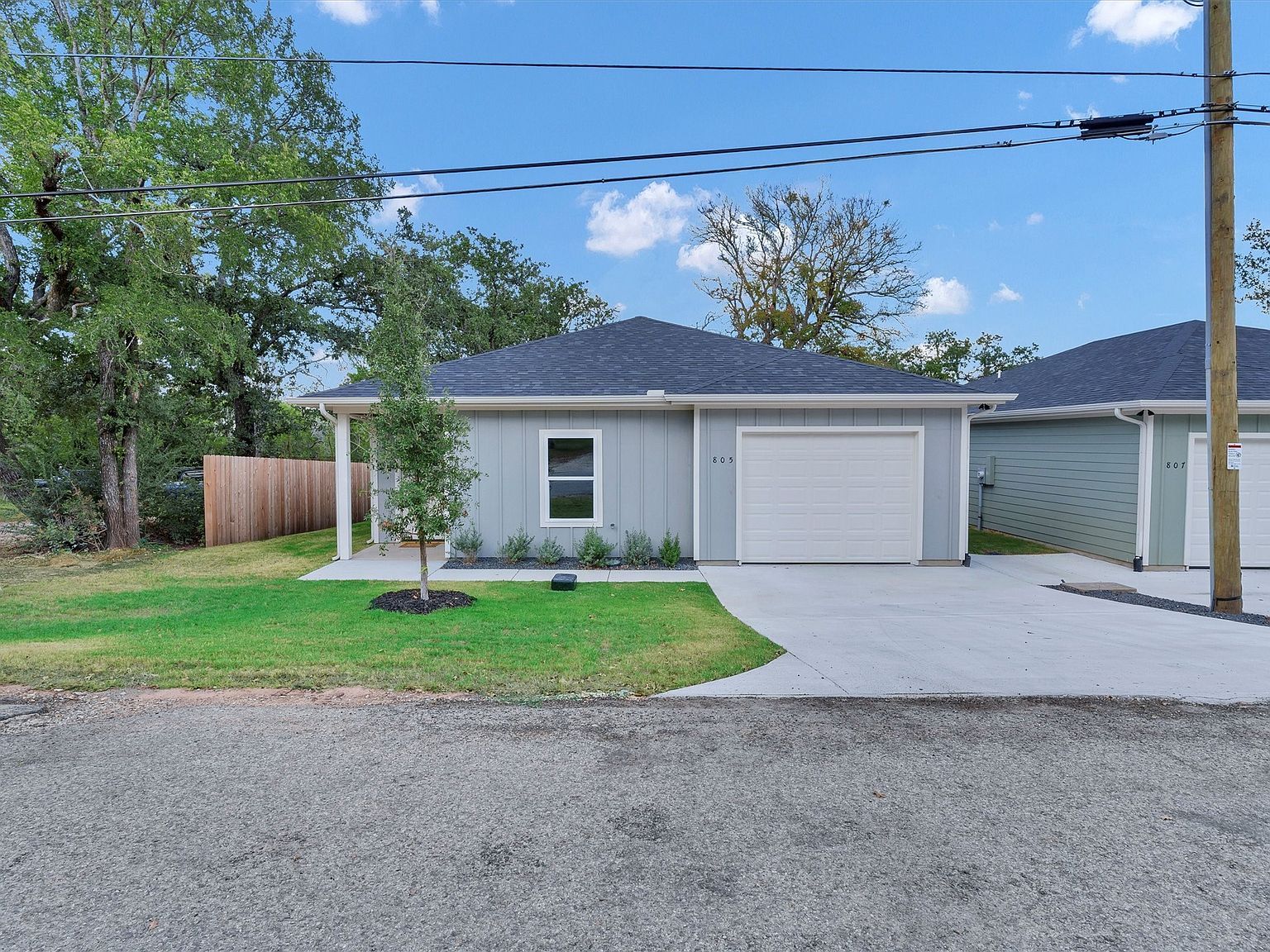 805 Branding Iron Trl Granbury, TX 76049 - Thumbnail 2