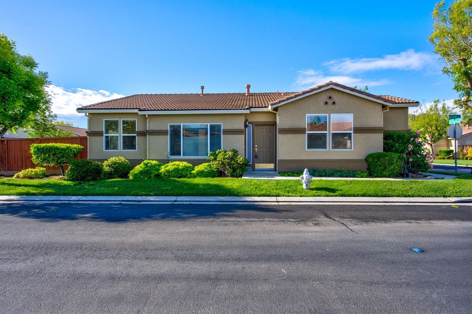 824 El Tesoro Ln Los Banos, CA 93635  | Single Family