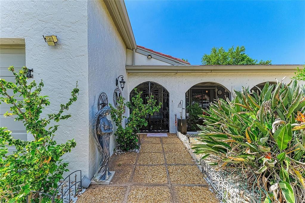 7236 Las Casas Dr Sarasota, FL 34243 - Thumbnail 2