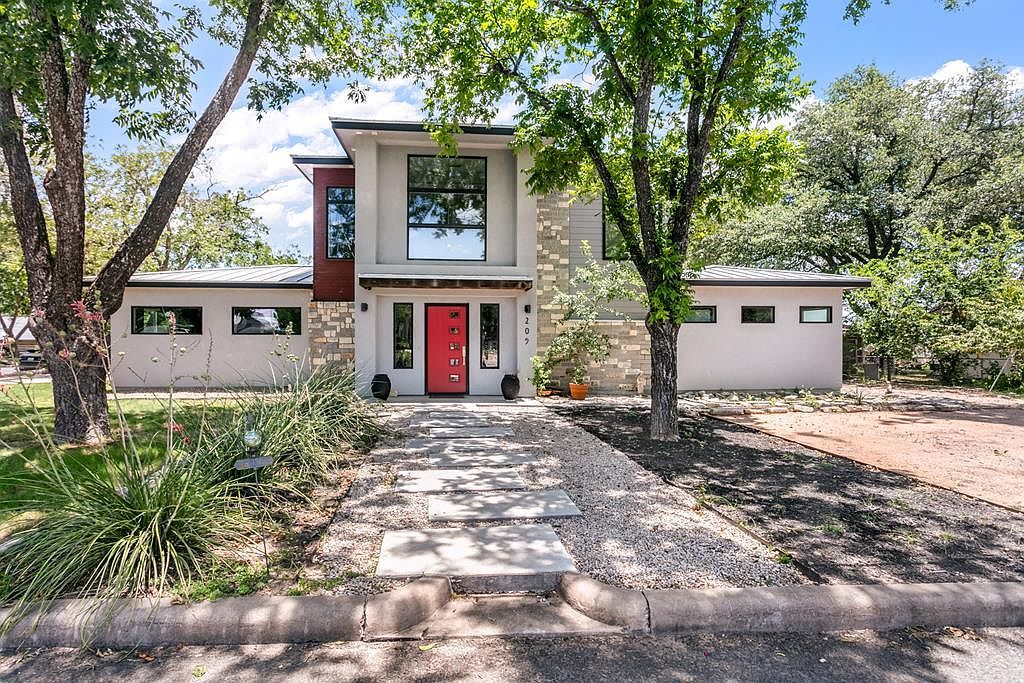 209 N Elk St Fredericksburg, TX 78624 - Thumbnail 2