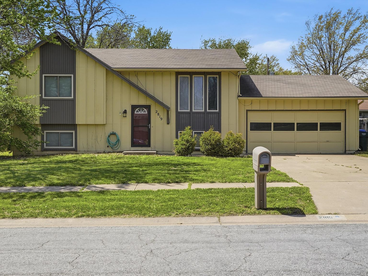 2819 SW Engler Ct Topeka, KS 66614  | Single Family