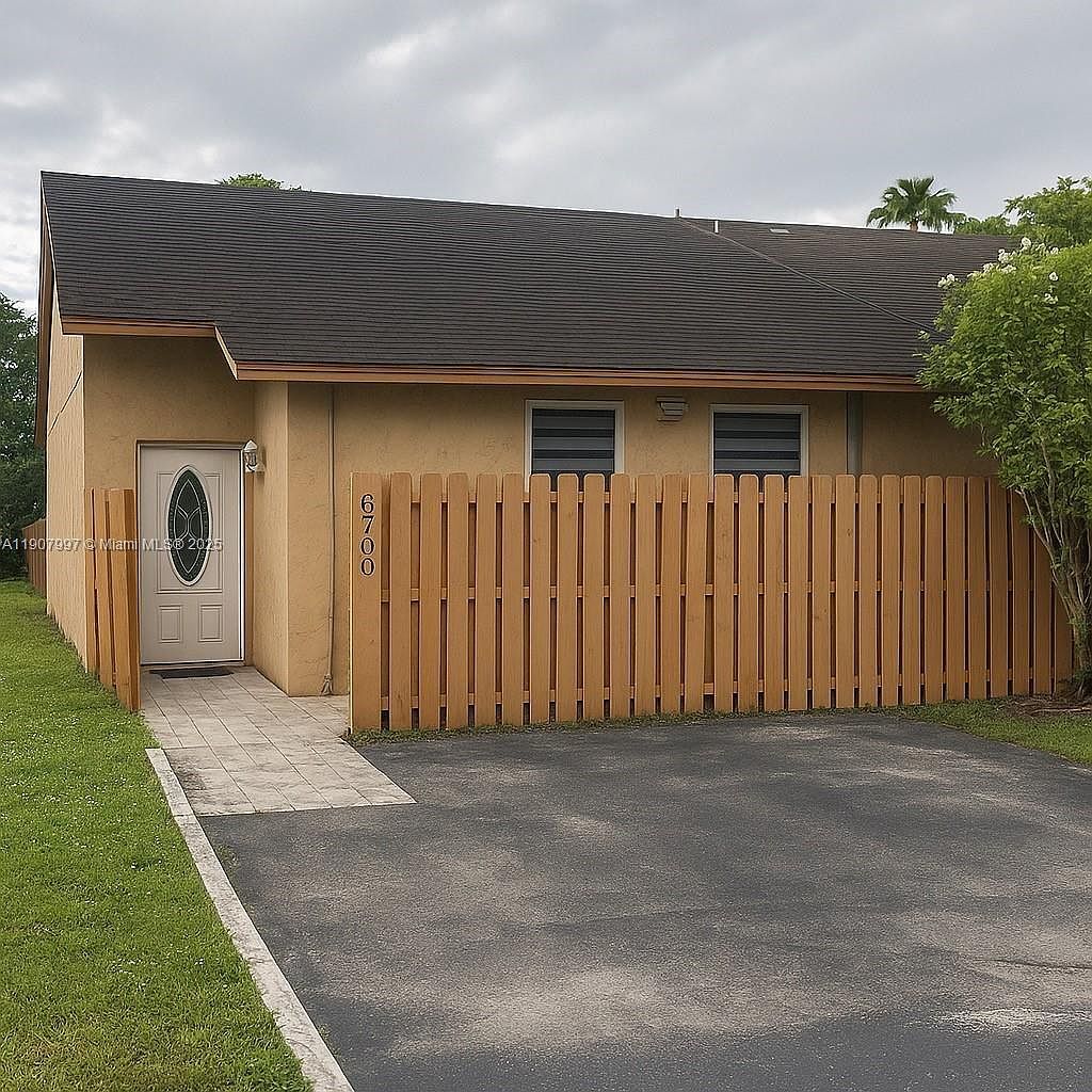6700 NW 190th St Hialeah, FL 33015 - Thumbnail 2