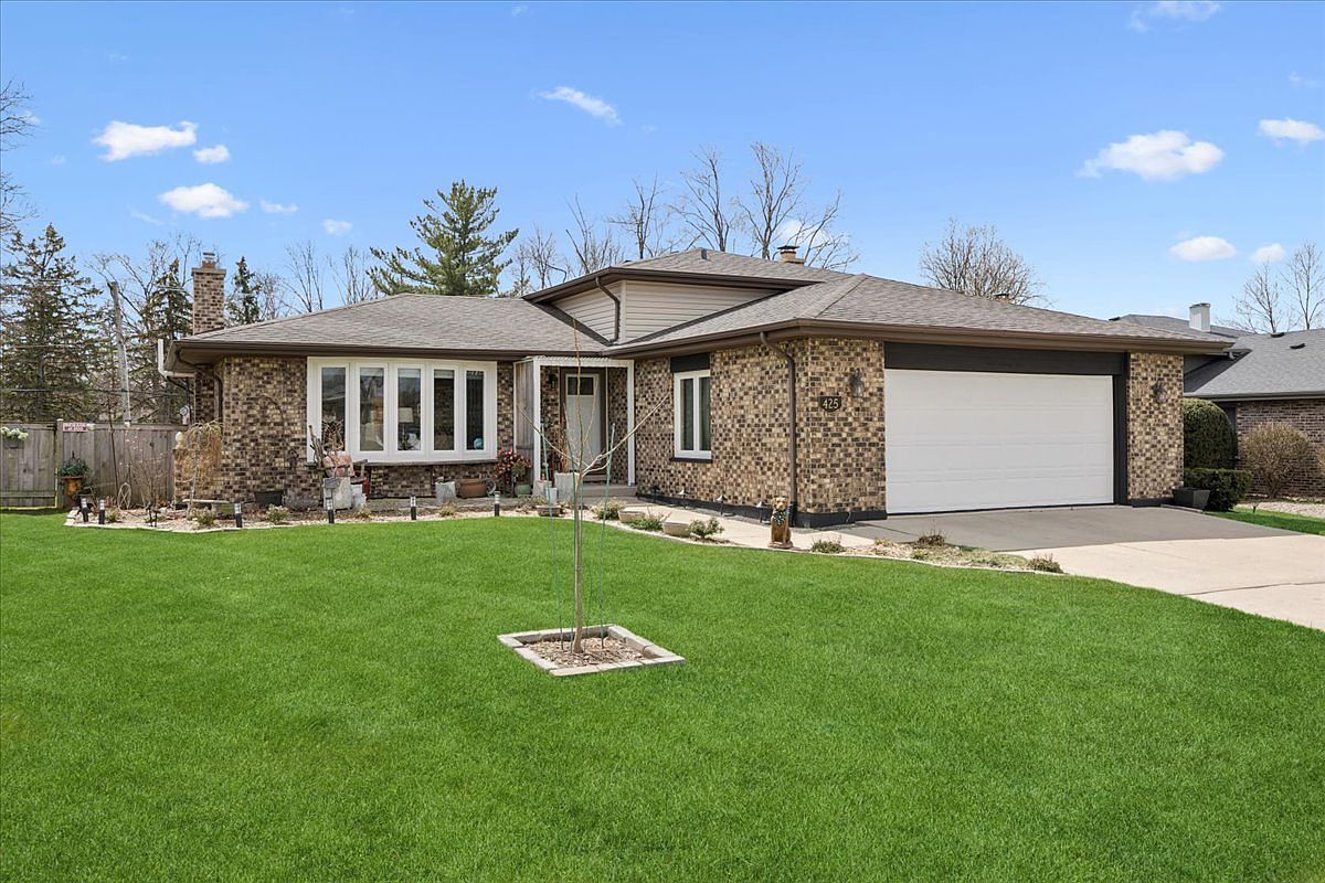 425 79th St Willowbrook, IL 60527  | Single Family