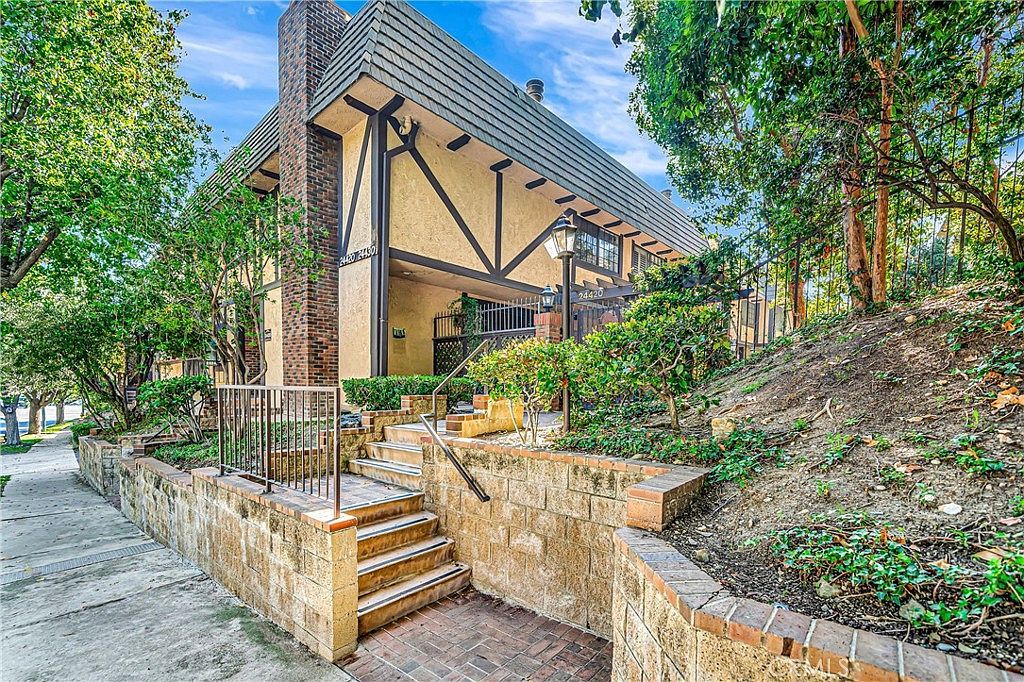 24420 Victory Blvd APT 5 Woodland Hills, CA 91367 - Thumbnail 2