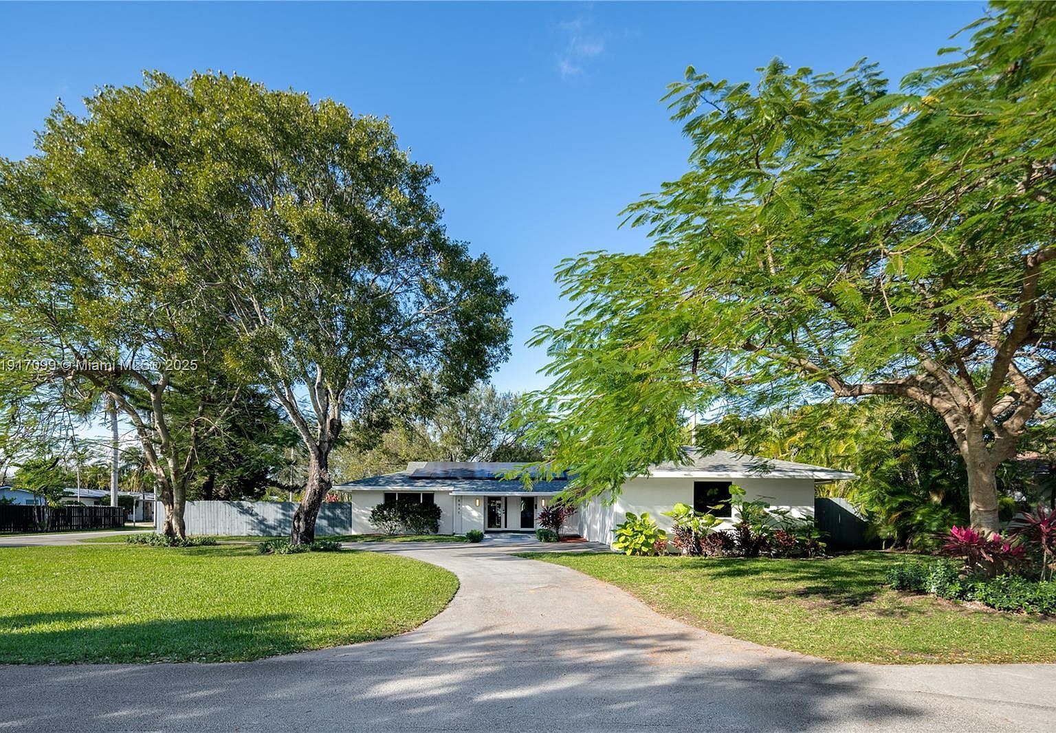 8445 SW 158th St Palmetto Bay, FL 33157 - Thumbnail 2