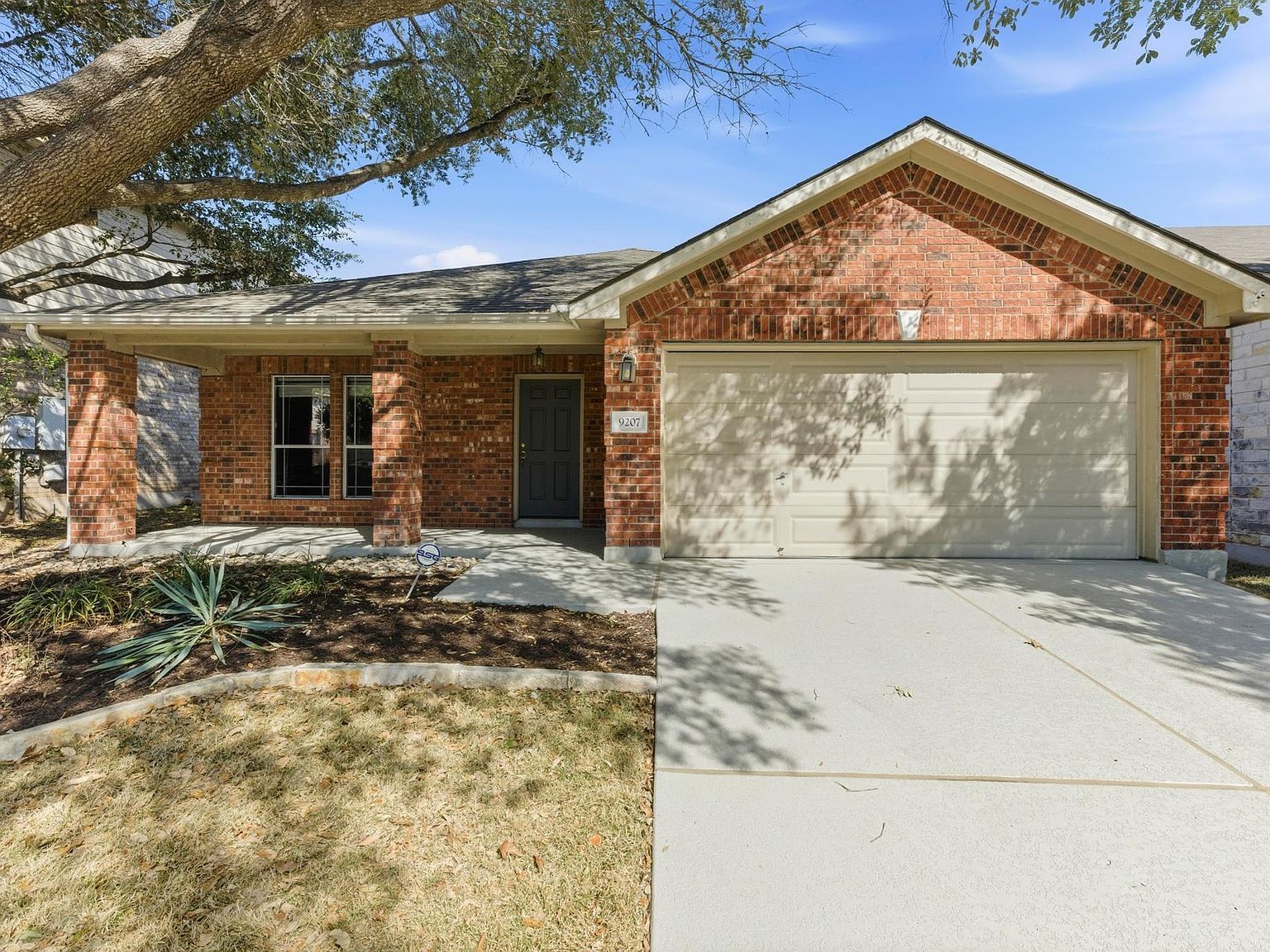 9207 Pioneer Forest Dr Austin, TX 78744 - Thumbnail 2