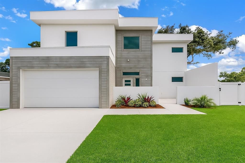 2065 Goldenrod St Sarasota, FL 34239 - Thumbnail 2