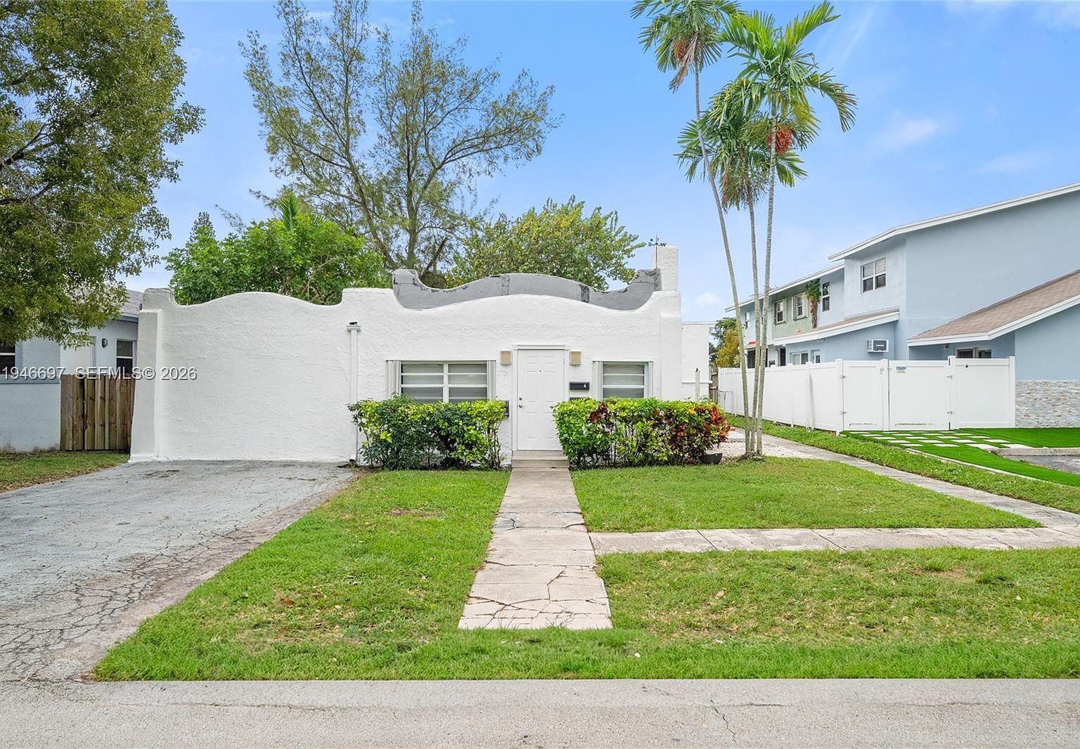 1726 Roosevelt St Hollywood, FL 33020 - Thumbnail 2