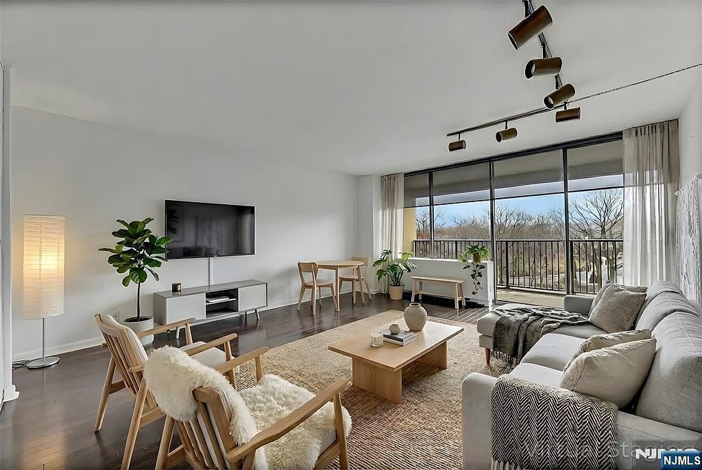 6 Horizon Rd APT 306 Fort Lee, NJ 07024 - Thumbnail 2