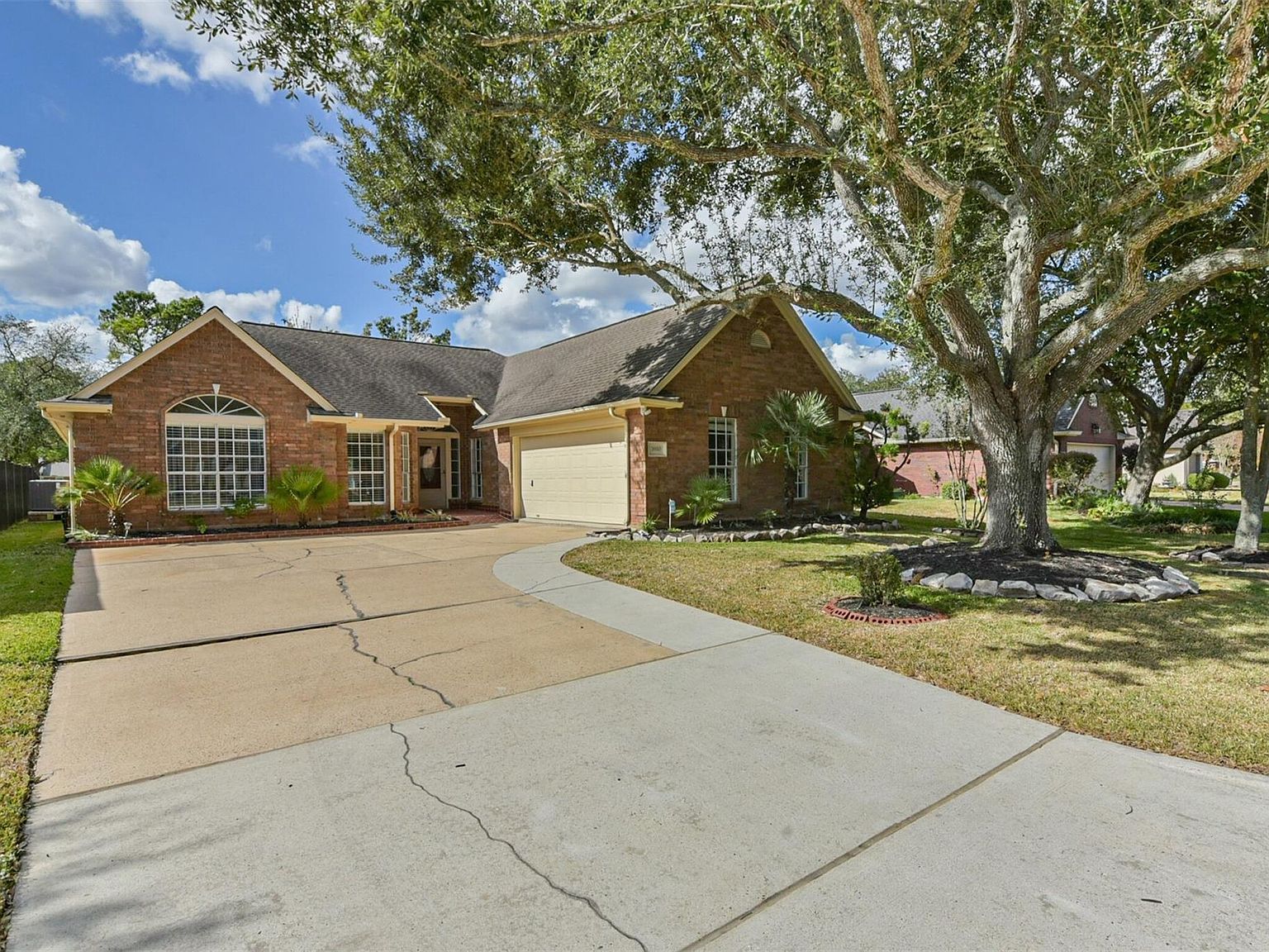 3810 E Peach Hollow Cir Pearland, TX 77584 - Thumbnail 2