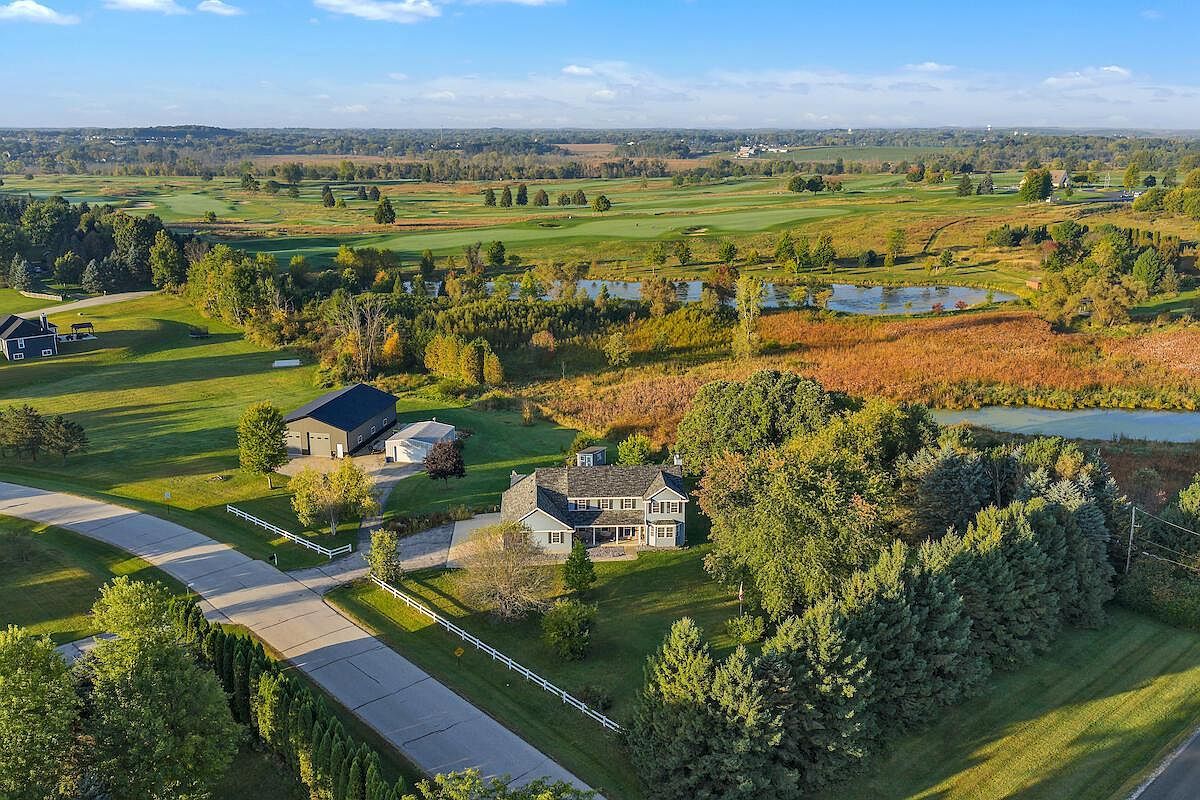 1717 Ernst Dr Hartford, WI 53027 - Thumbnail 2