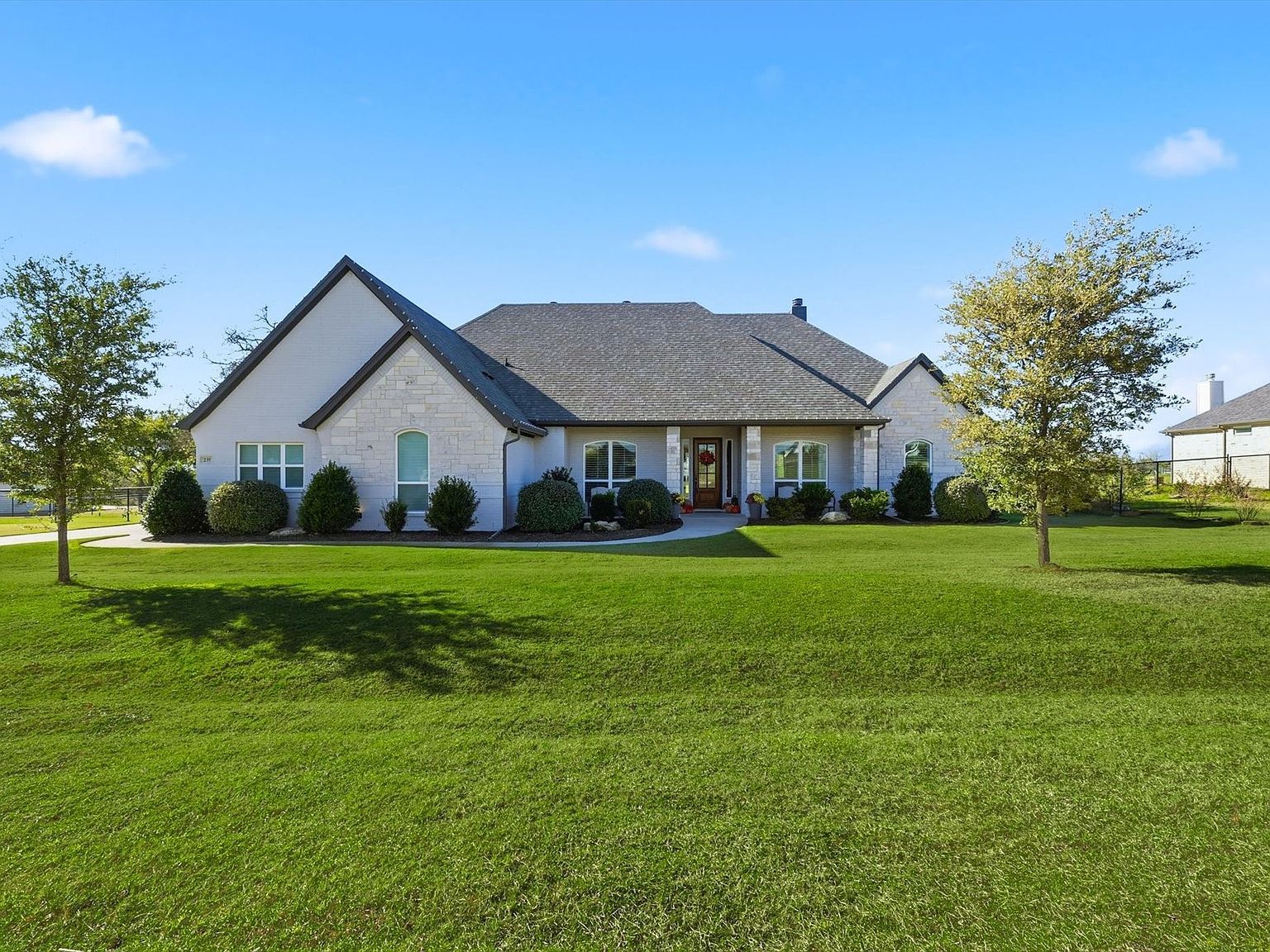 235 Columbia Ct Springtown, TX 76082 - Thumbnail 2