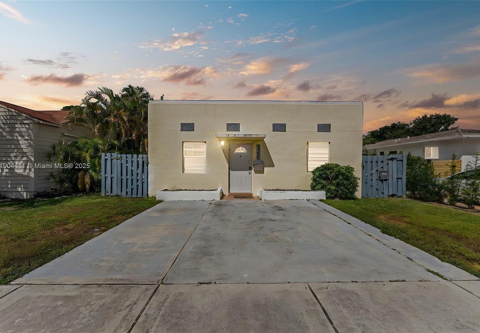 1639 Hayes St Hollywood, FL 33020 - Thumbnail 2