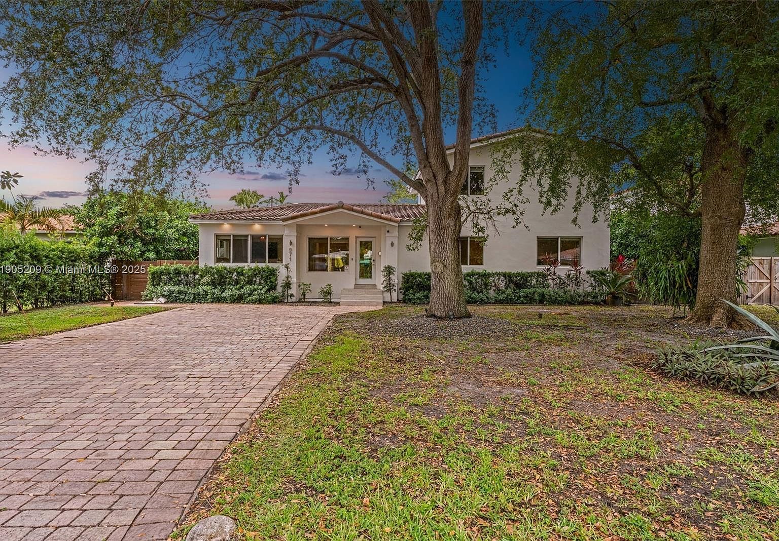 971 NE 116th St Biscayne Park, FL 33161 - Thumbnail 2