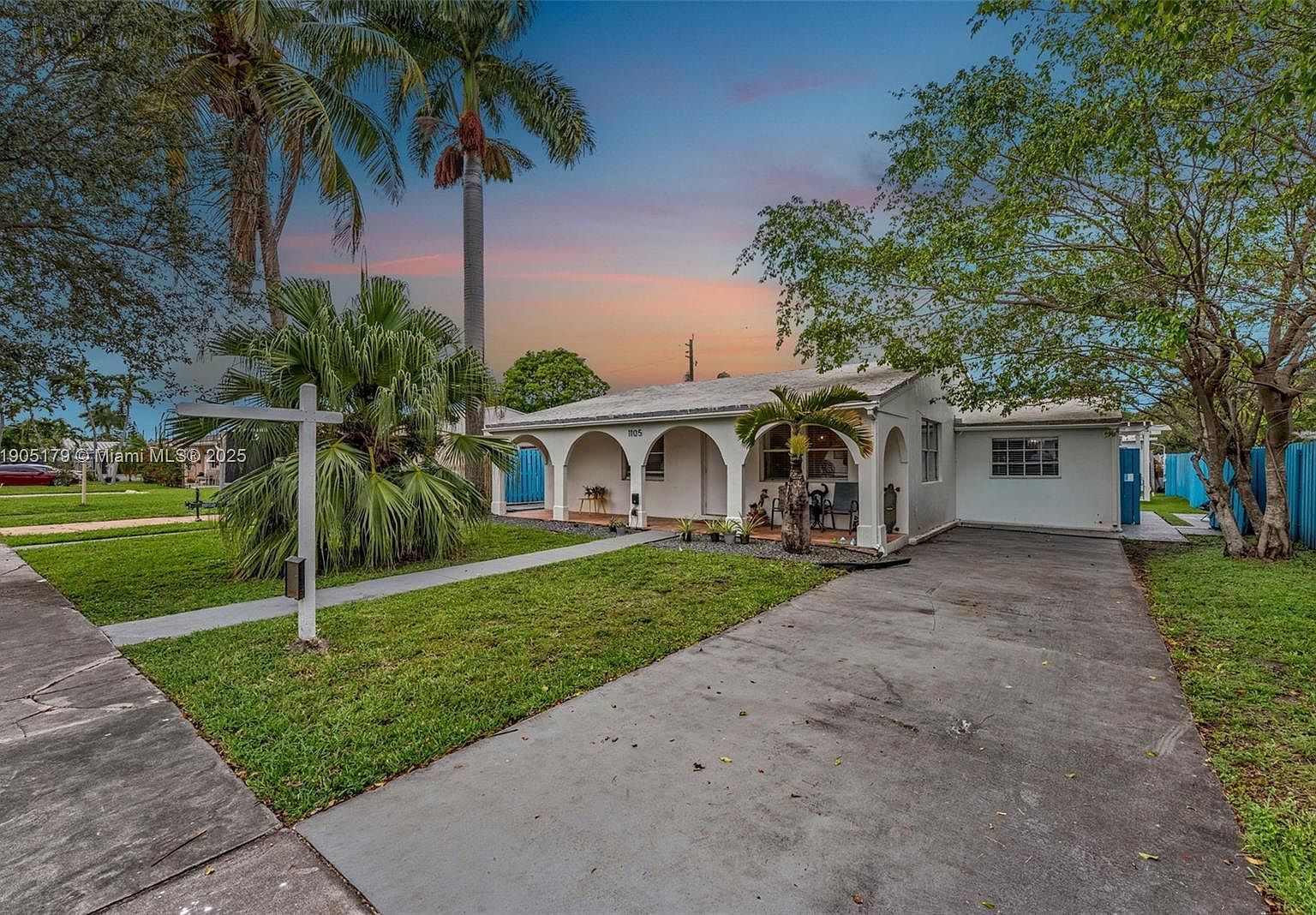 1105 NE 10th St Hallandale, FL 33009 - Thumbnail 2