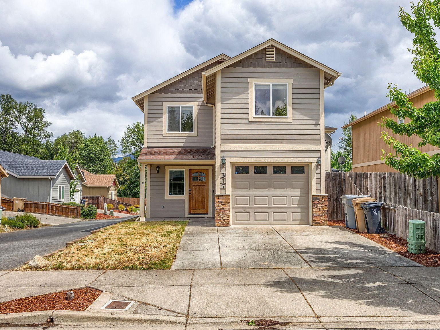 317 Bayou Pl Grants Pass, OR 97526 - Thumbnail 2