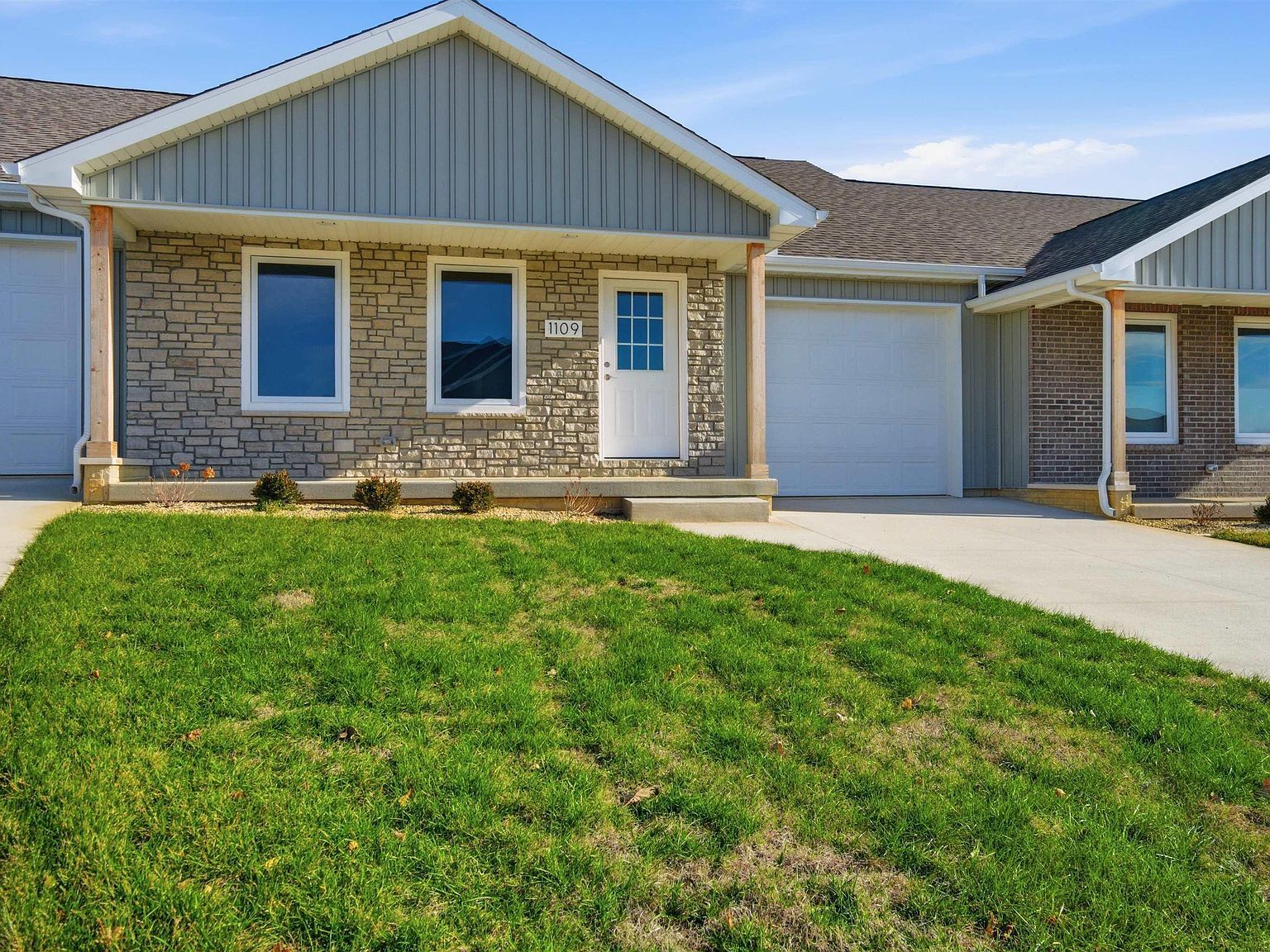 1109 Lawson St Washington, IL 61571 - Thumbnail 2