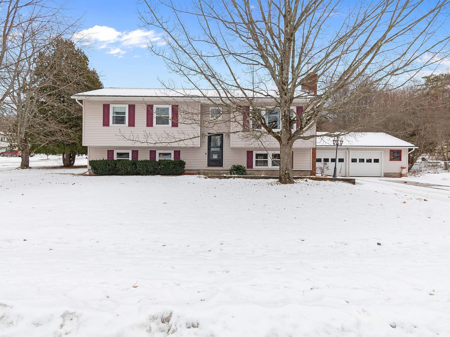 45 Pioneer St Essex Jct, VT 05452 - Thumbnail 2