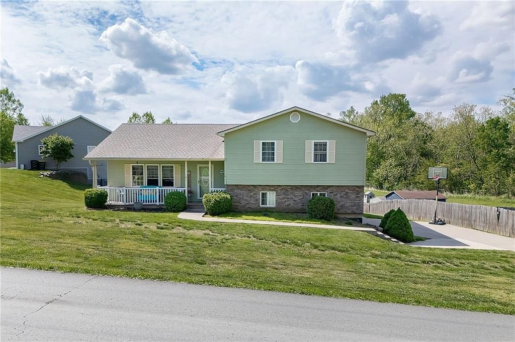 102 W Swenson Dr Savannah, MO 64485 - Thumbnail 2