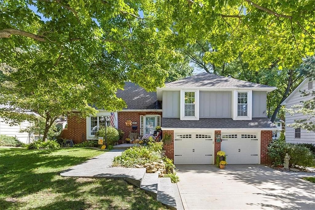 10013 Briar Dr Overland Park, KS 66207 - Thumbnail 2