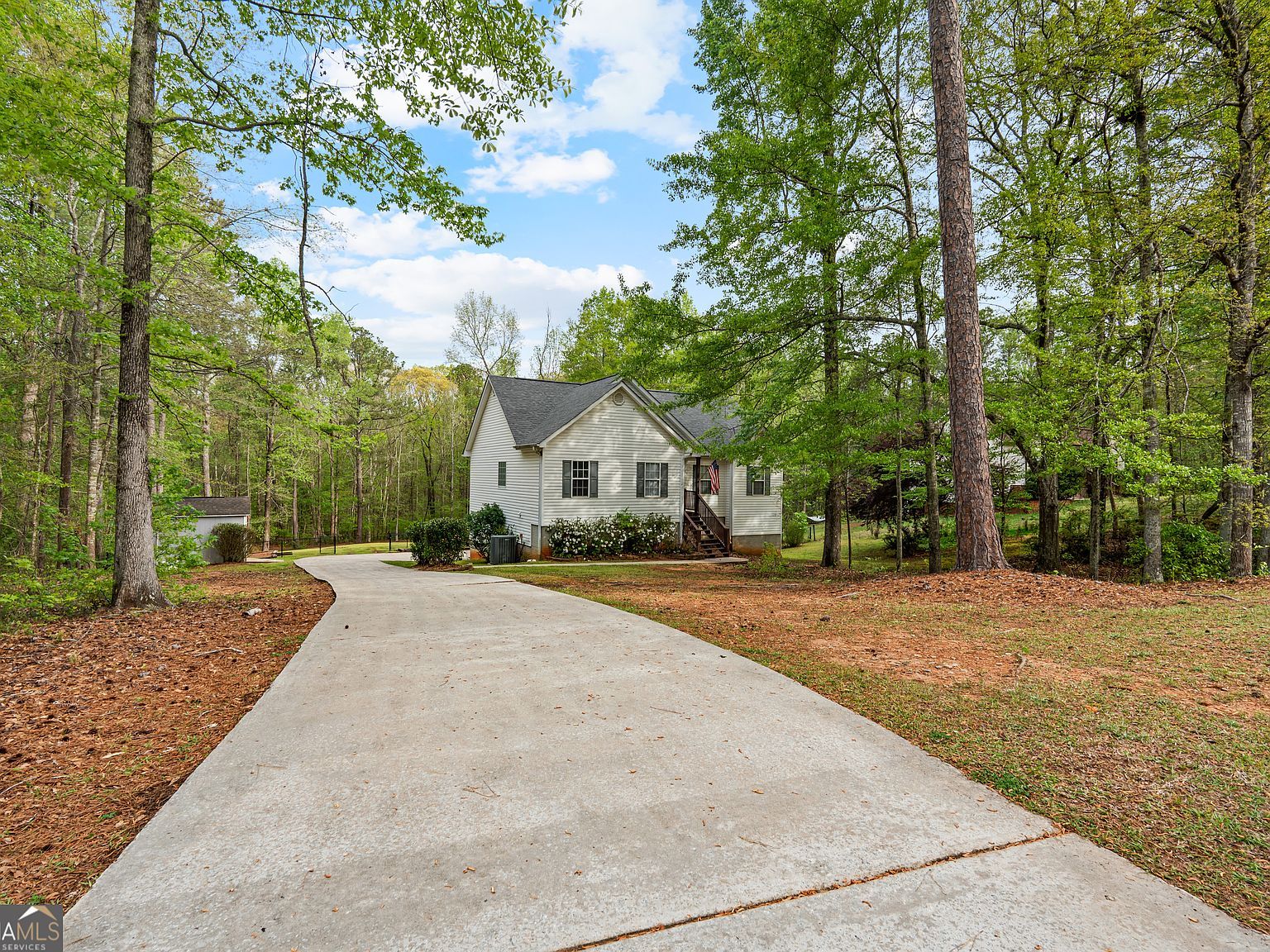35 S Robin Ln Newnan, GA 30263  | Single Family