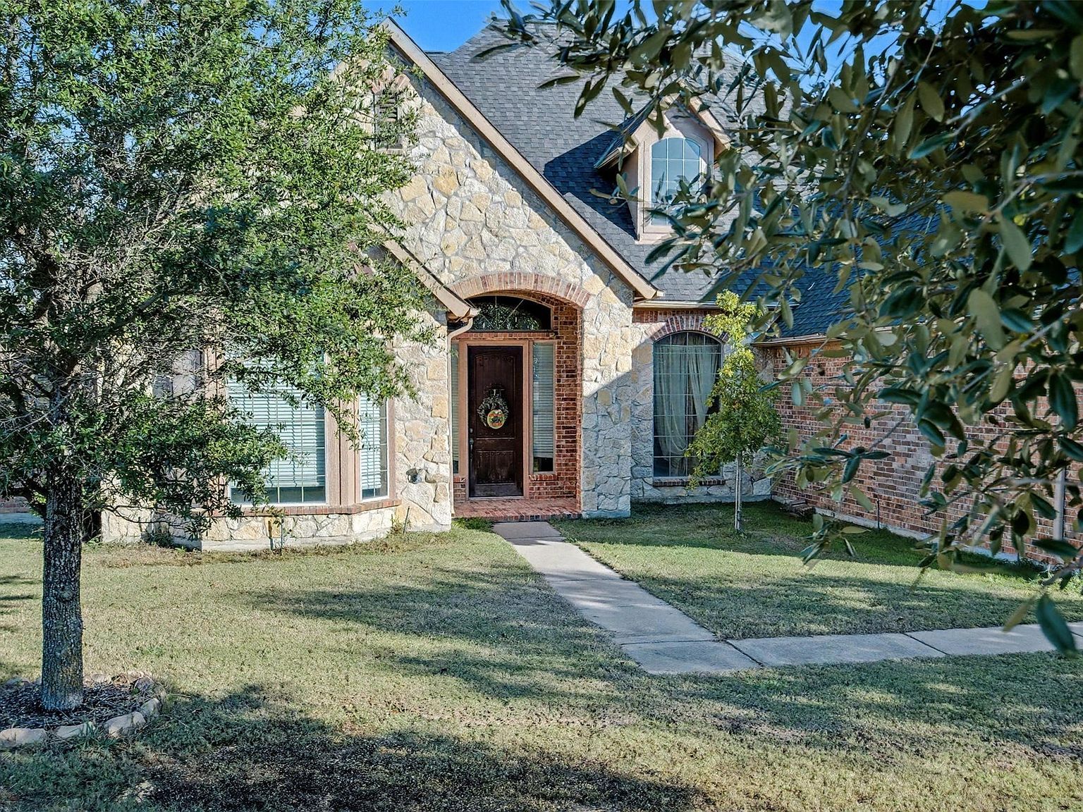 109 Silver Rose Blvd Burleson, TX 76028 - Thumbnail 2
