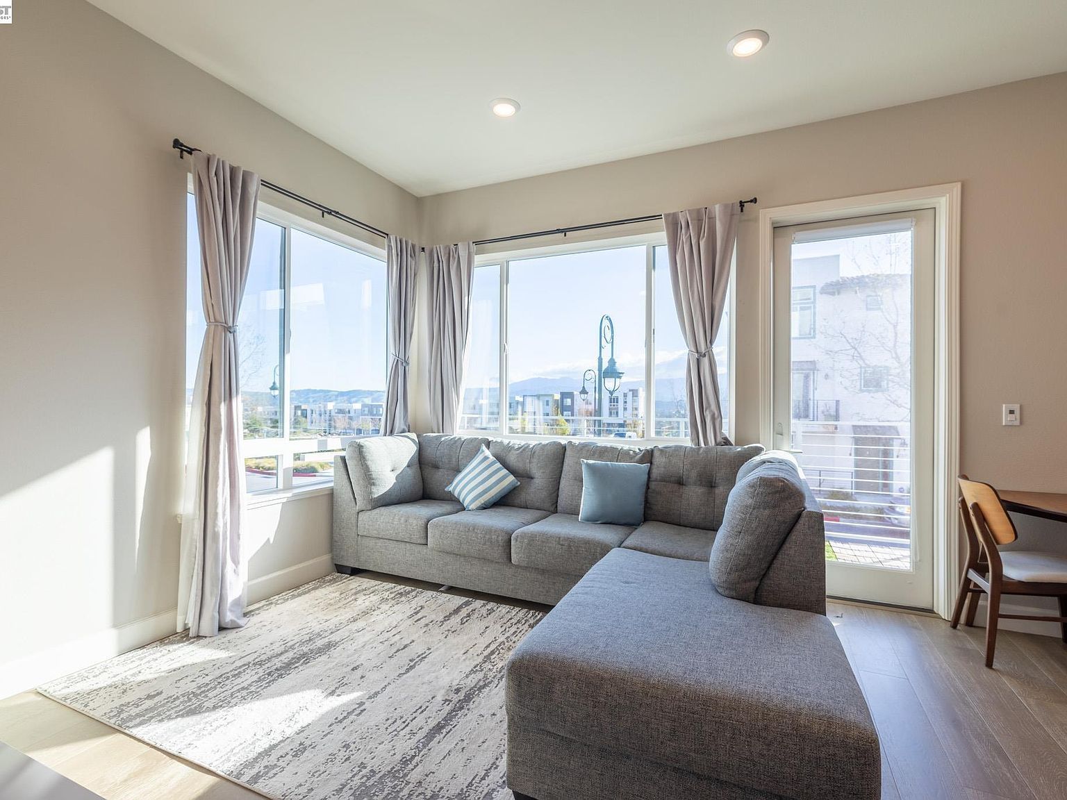 263 Llano De Los Robles Ave Unit 1 San Jose, CA 95136 - Thumbnail 2