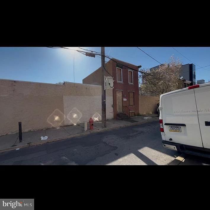 1852 E Oakdale St Philadelphia, PA 19125 - Thumbnail 2