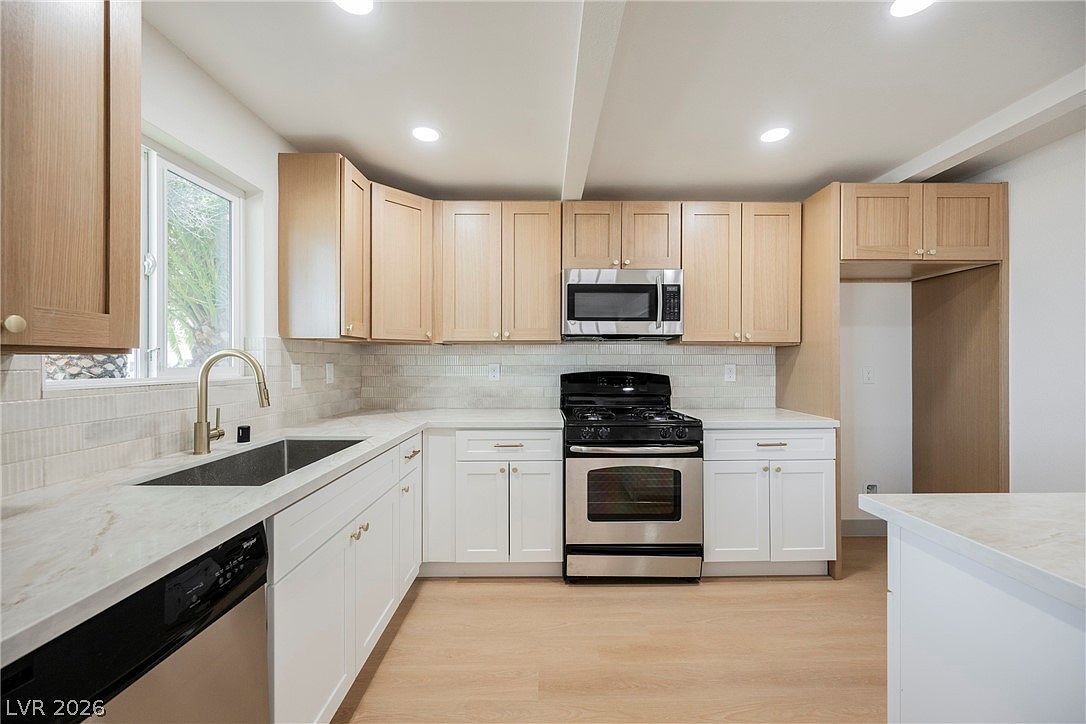 617 Cactus Ln Las Vegas, NV 89107 - Thumbnail 2