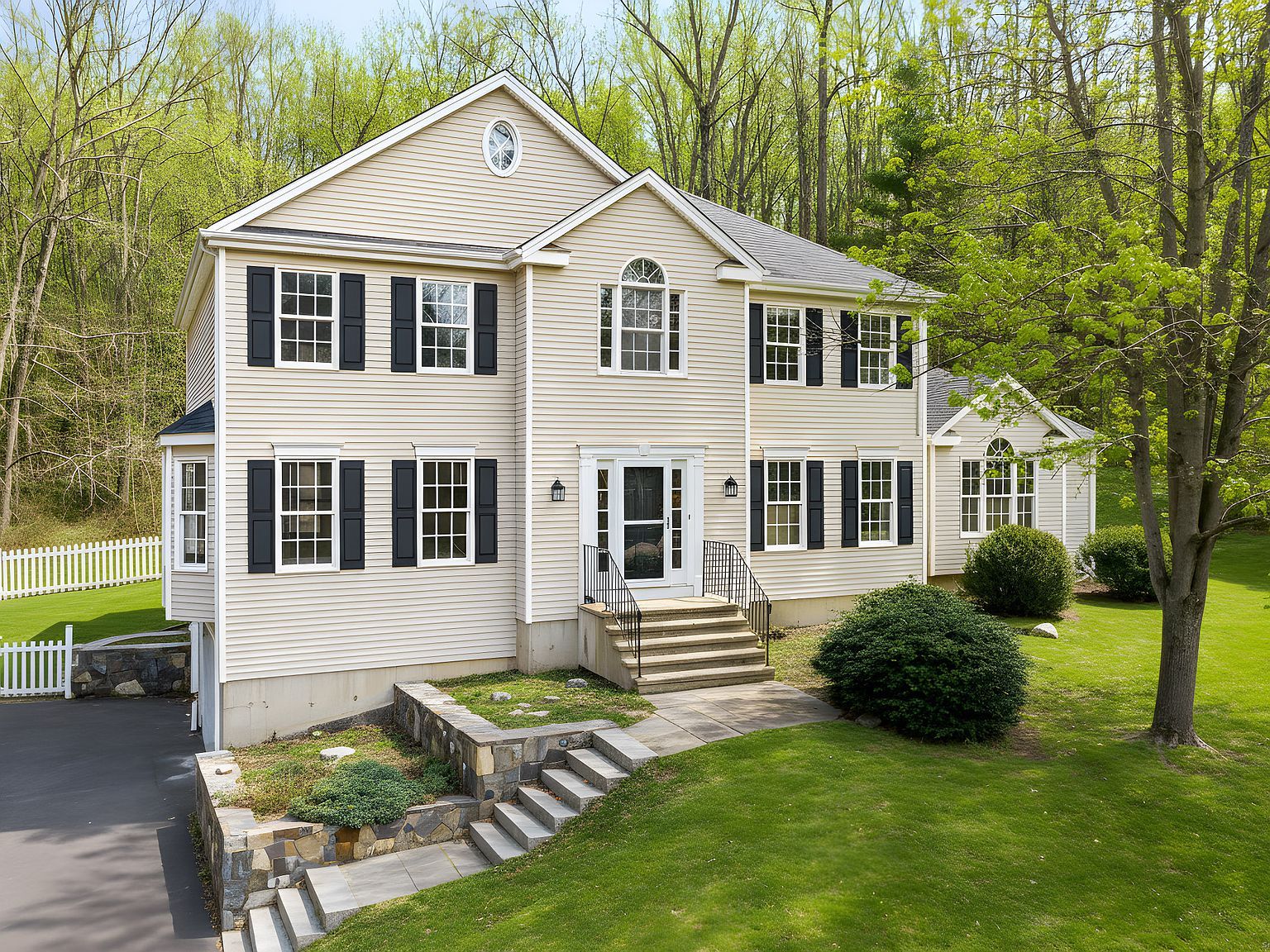 23 Fawnwood Rd Sandy Hook, CT 06482 - Thumbnail 2