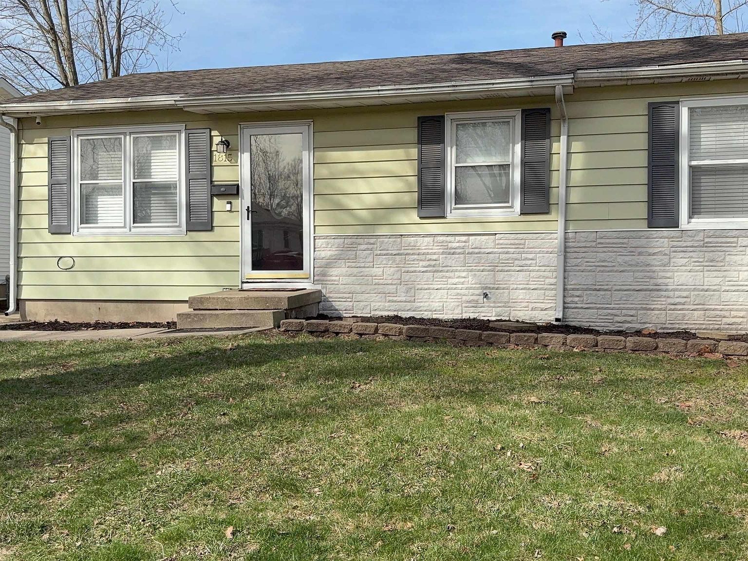 1815 Fairfield Dr Springfield, IL 62702 - Thumbnail 2