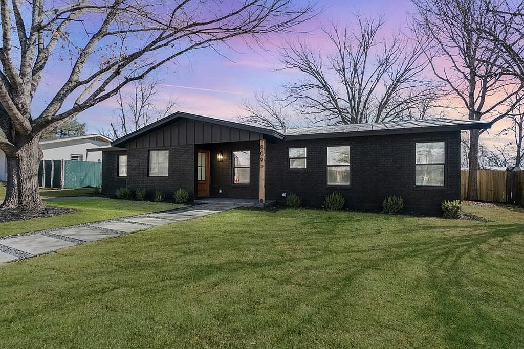 809 N Edison St Fredericksburg, TX 78624 - Thumbnail 2