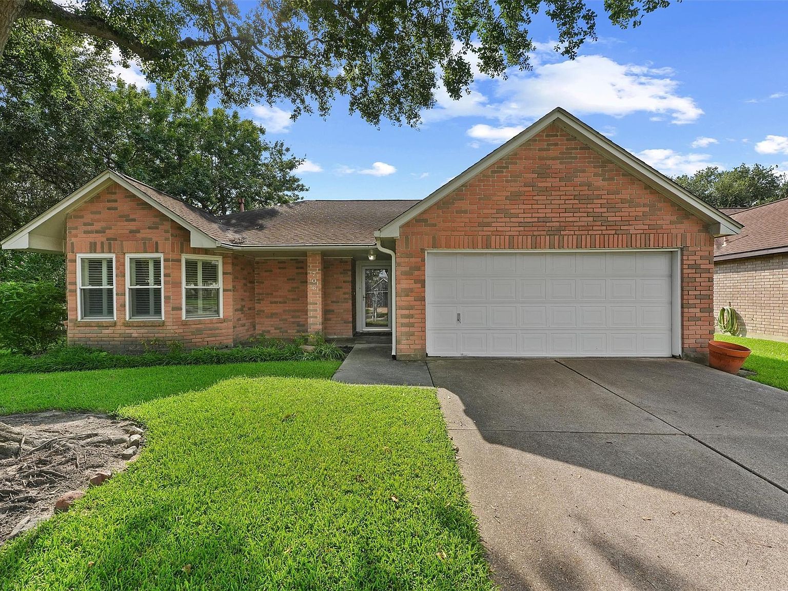706 Rosefield Ct Pearland, TX 77584 - Thumbnail 2