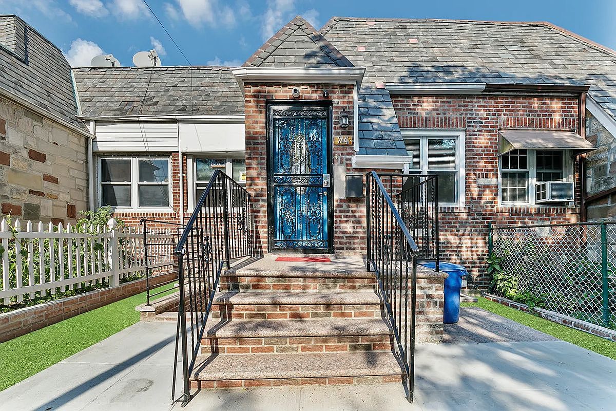 24-41 82nd St East Elmhurst, NY 11370 - Thumbnail 2