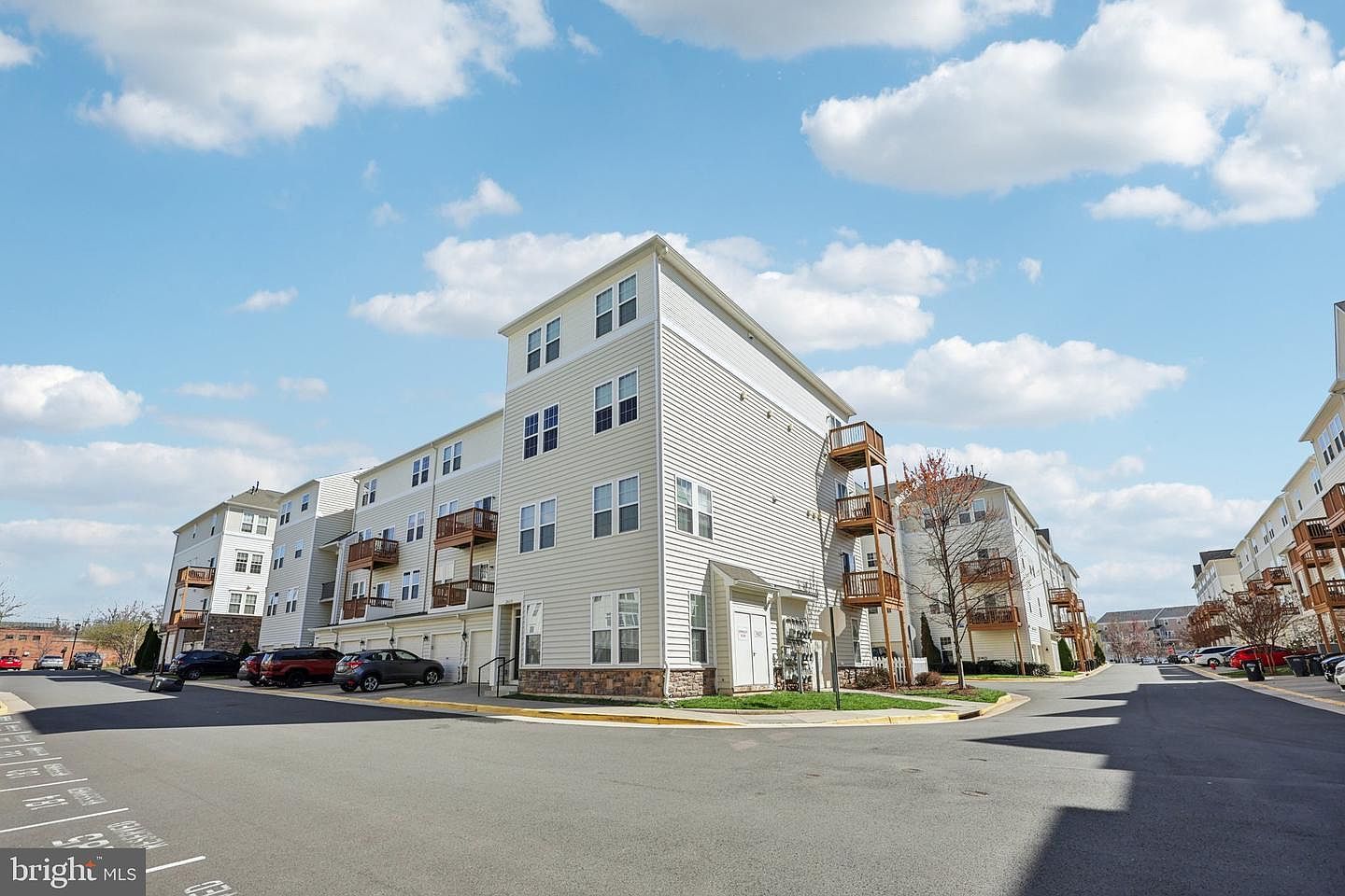 24628 Byrne Meadow Sq Unit 303 Aldie, VA 20105 | Condominium