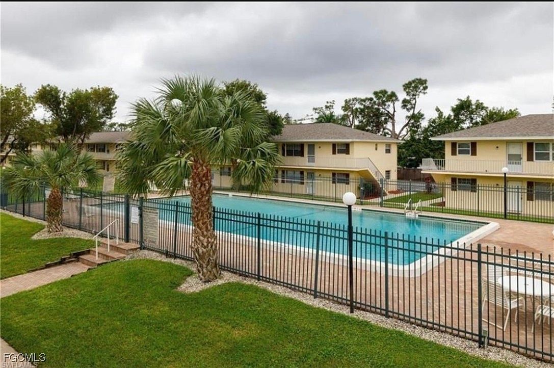 3325 Airport Rd N APT T6 Naples, FL 34105 - Thumbnail 2