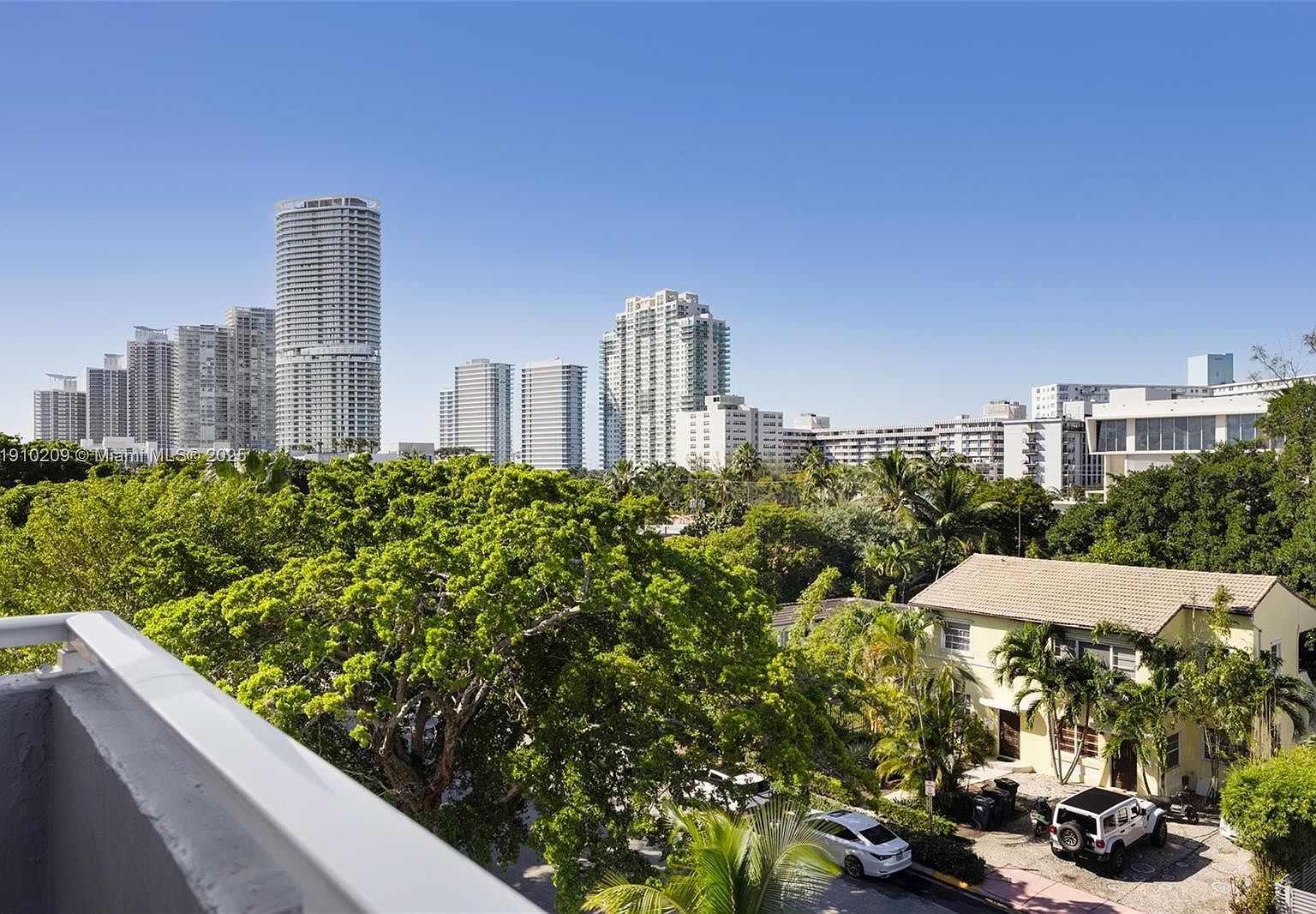 947 Lenox Ave APT 501 Miami Beach, FL 33139 - Thumbnail 2
