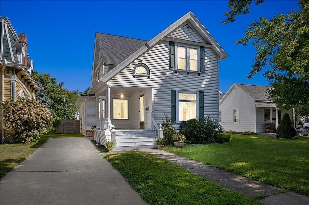 304 E Union St Manchester, IA 52057  | Single Family
