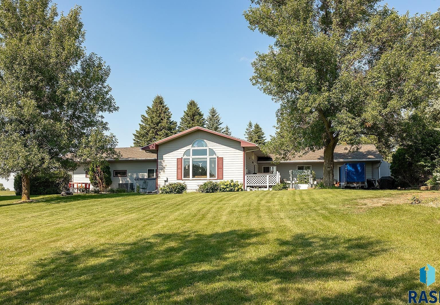 6102 Dakota Dr Madison, SD 57042 - Thumbnail 2