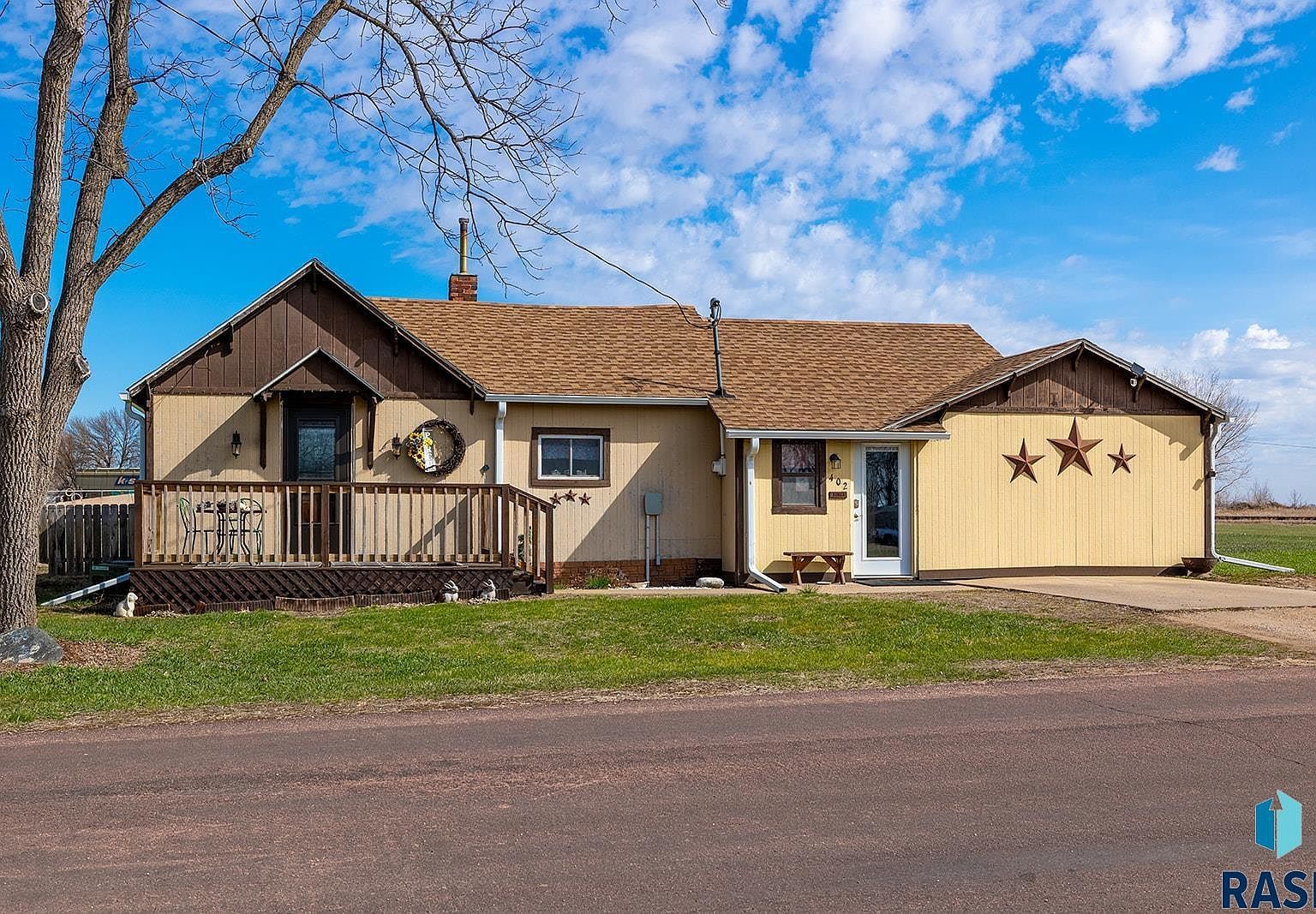 402 E 1st St Marion, SD 57043 - Thumbnail 2