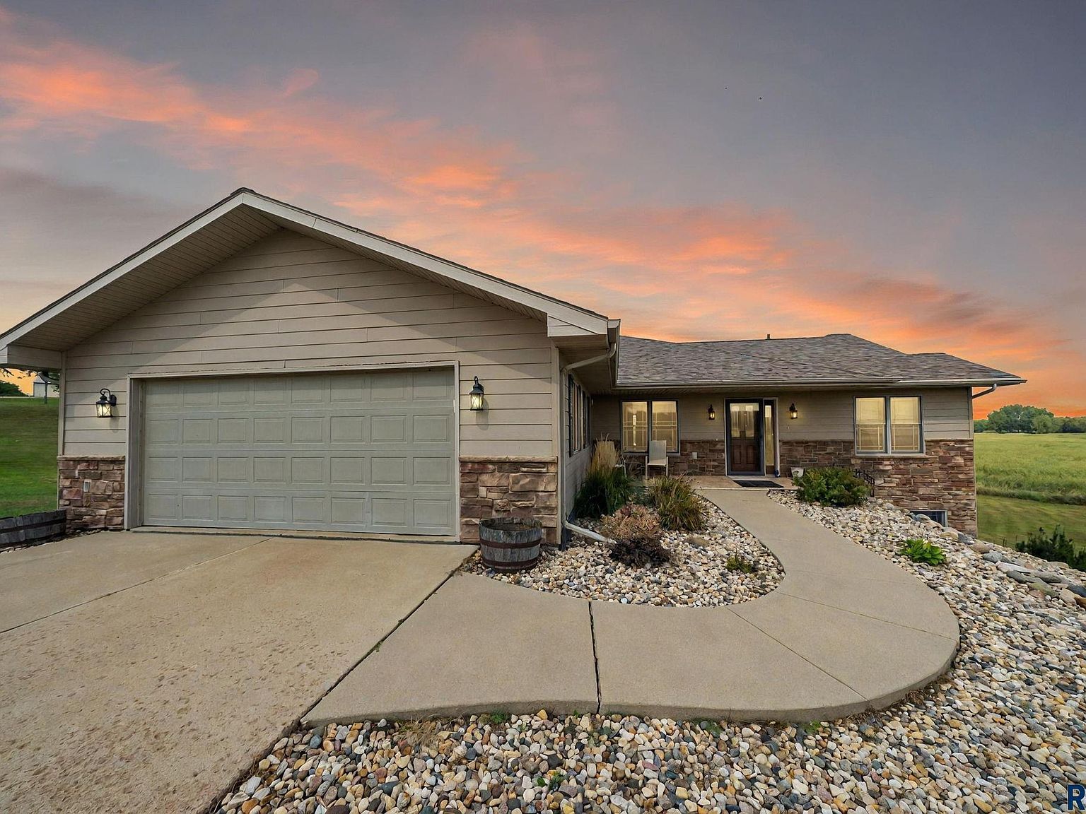 102 Round Lake Hills Dr Wentworth, SD 57075 - Thumbnail 2