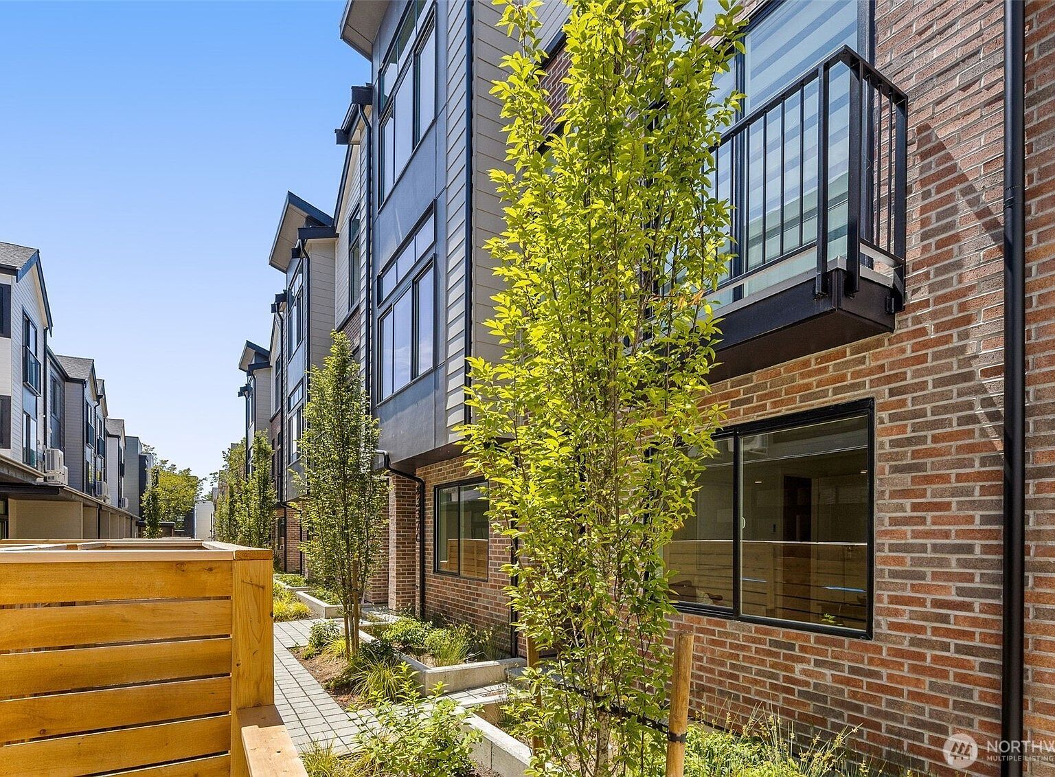 8337 B 12th Ave NW Seattle, WA 98117 - Thumbnail 2