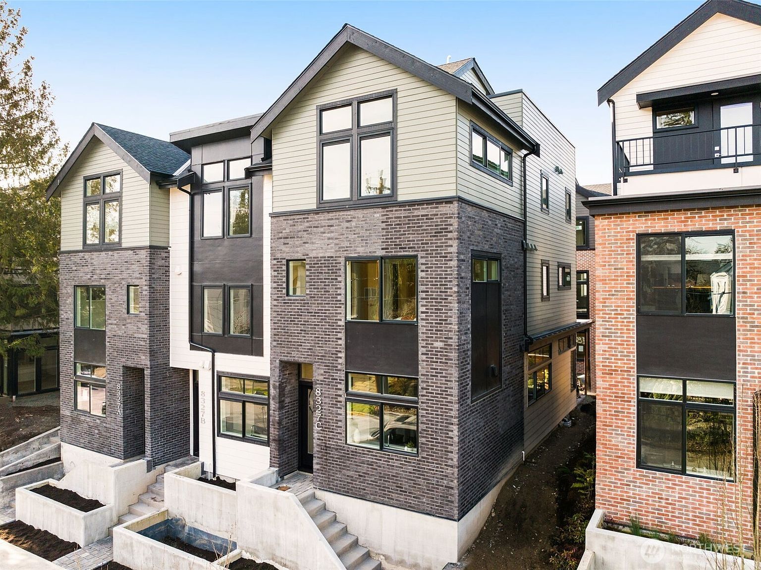 8327 B 12th Ave NW Seattle, WA 98117 - Thumbnail 2