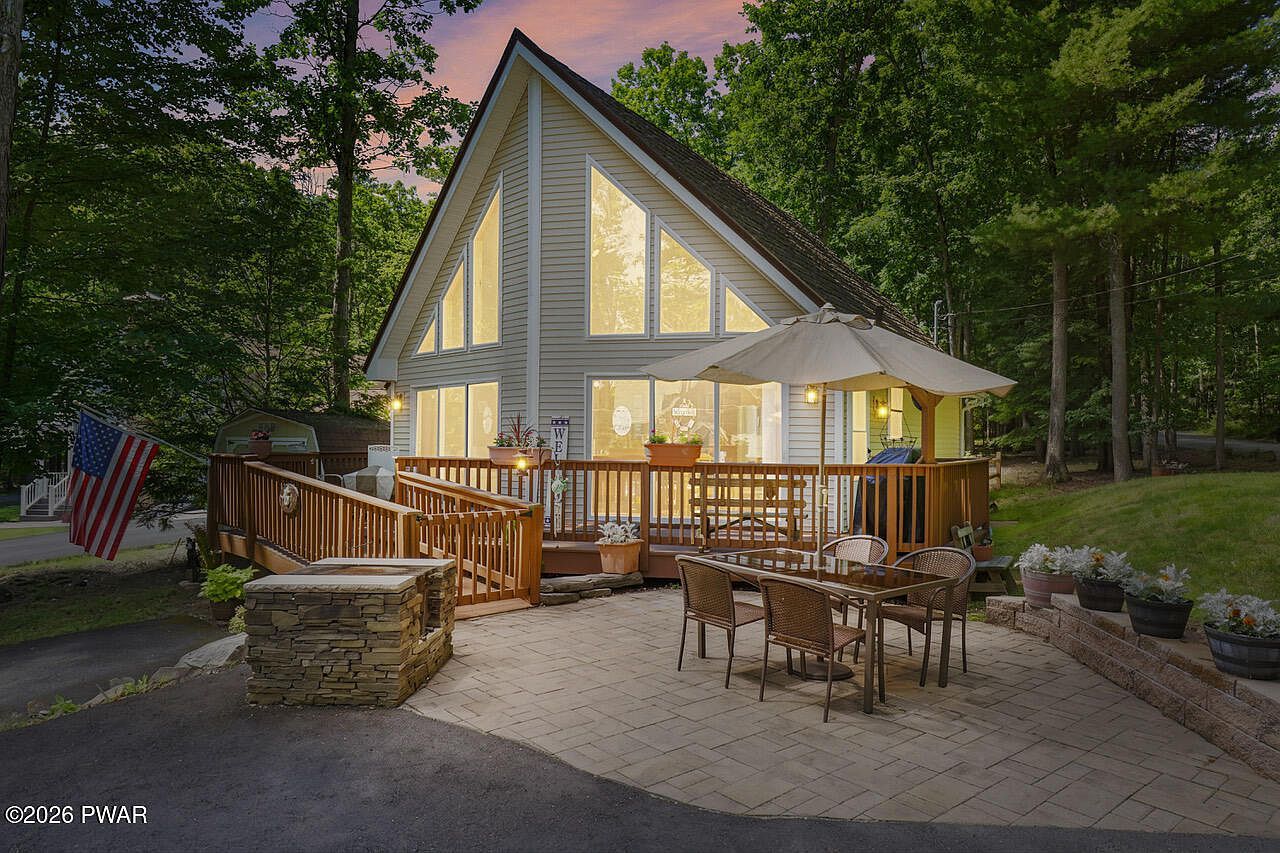 6 Lakeside Dr Lakeville, PA 18438, 18438