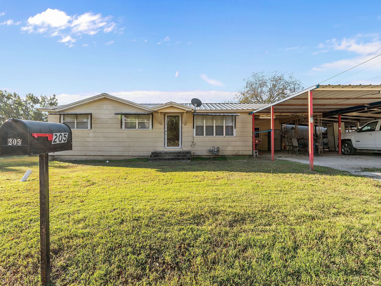 205 College St Chico, TX 76431 - Thumbnail 2